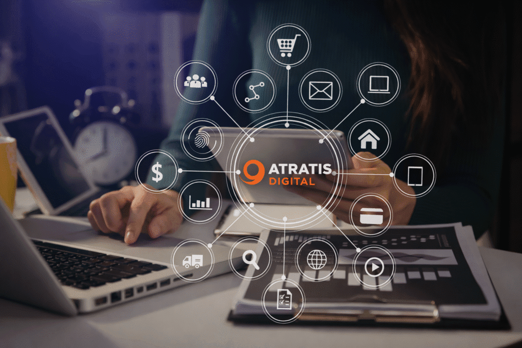 Homem e mulher discutindo estratégia de marketing digital em um ambiente de trabalho moderno