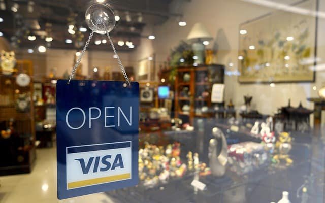 Empresário analisando dados de SEO local em um laptop